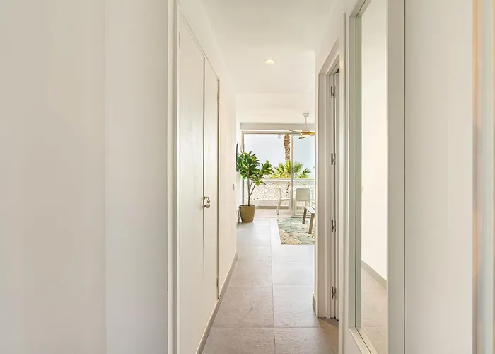 Apartamento Modern Renovated With Terrace In Playa De Americas